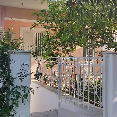 παραλιακό με αυλή, πλήρως εξοπλισμένο