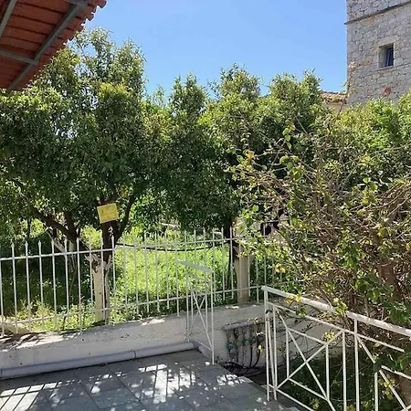 παραλιακό με αυλή *