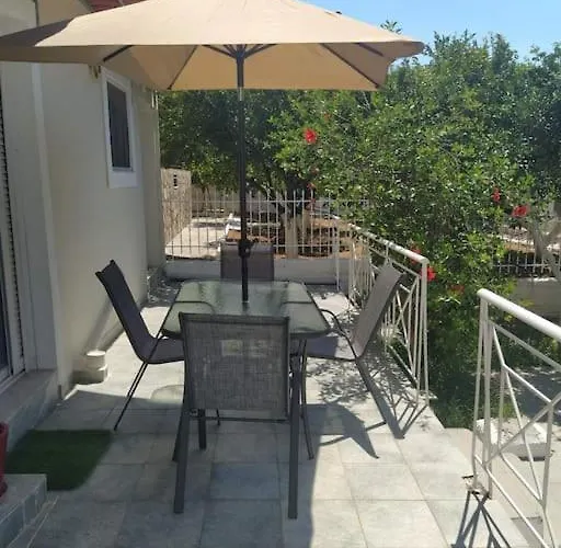 παραλιακό με αυλή, πλήρως εξοπλισμένο *